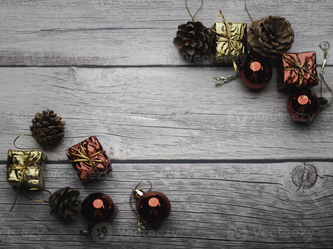 árvore de natal e bolas de caixa de presente. guirlandas de bokeh no fundo desfocado. bloco cubo para conter o propósito de fazer superação de negócios. desenvolvendo ideias para o novo ano de 2023 foto