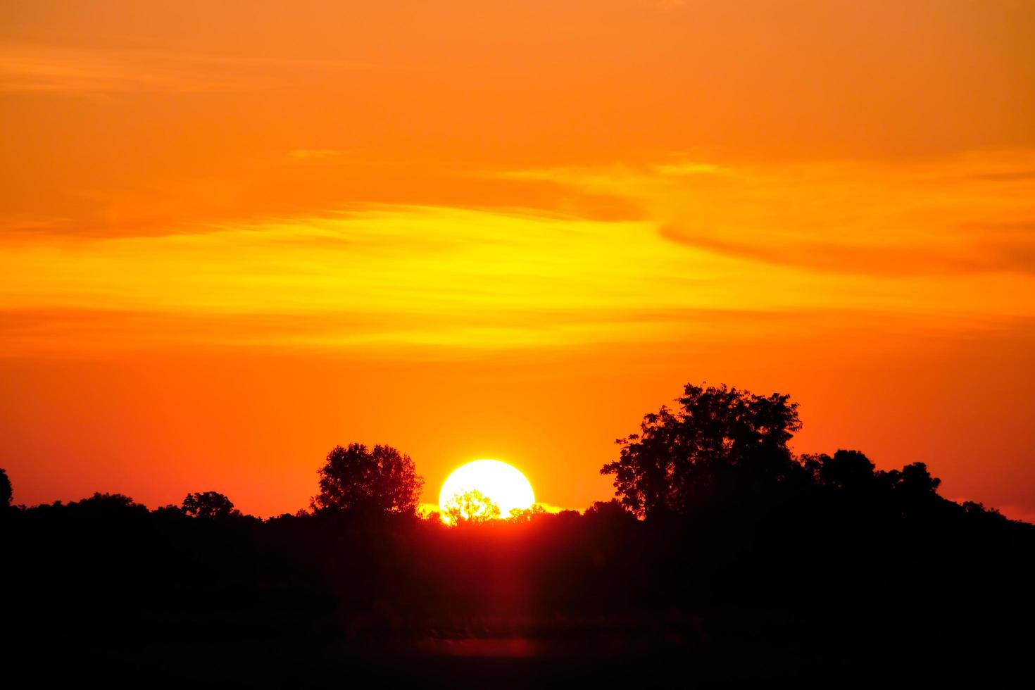 belo pôr do sol no fundo do céu laranja natureza foto