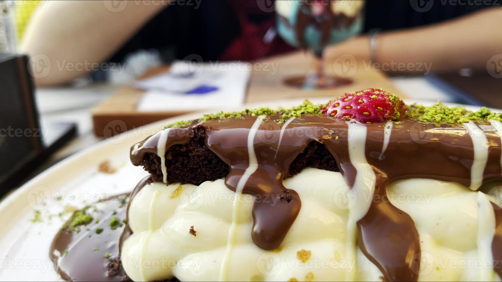 doce e delicioso bolo alemão com morango foto