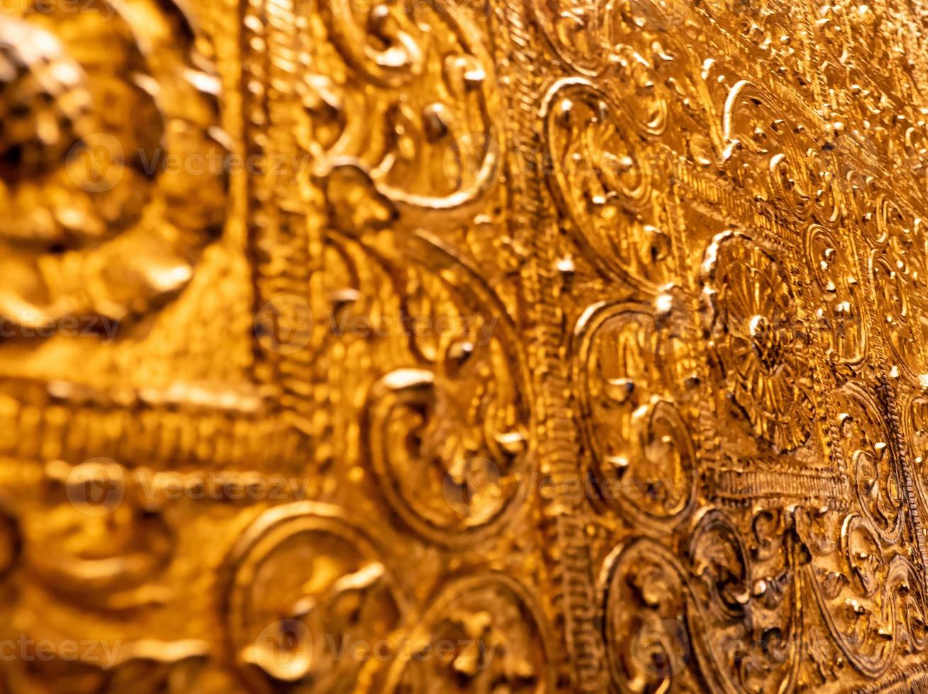 belos motivos de arte birmanesa design decorativo nas paredes douradas dos quartos do templo foto