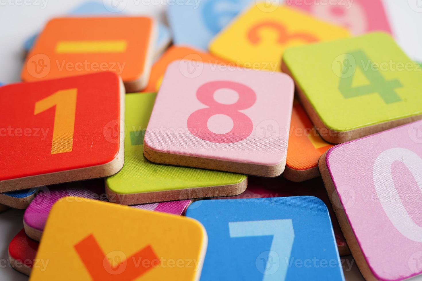 cubos de bloco de madeira de número para aprender matemática, conceito de matemática educacional. foto