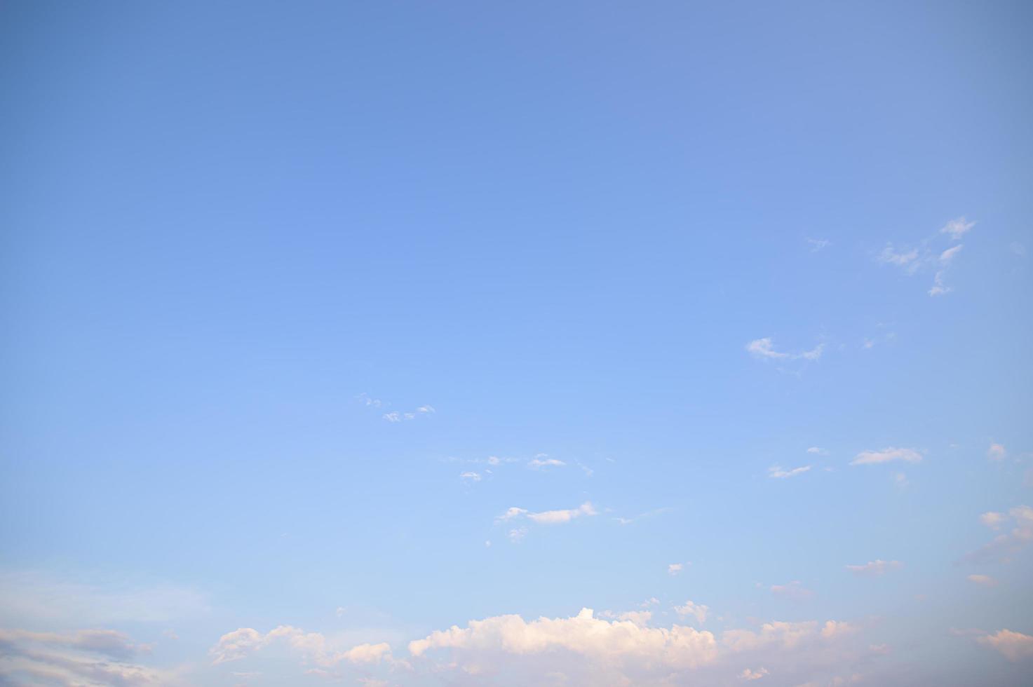 céu e nuvens ao pôr do sol foto