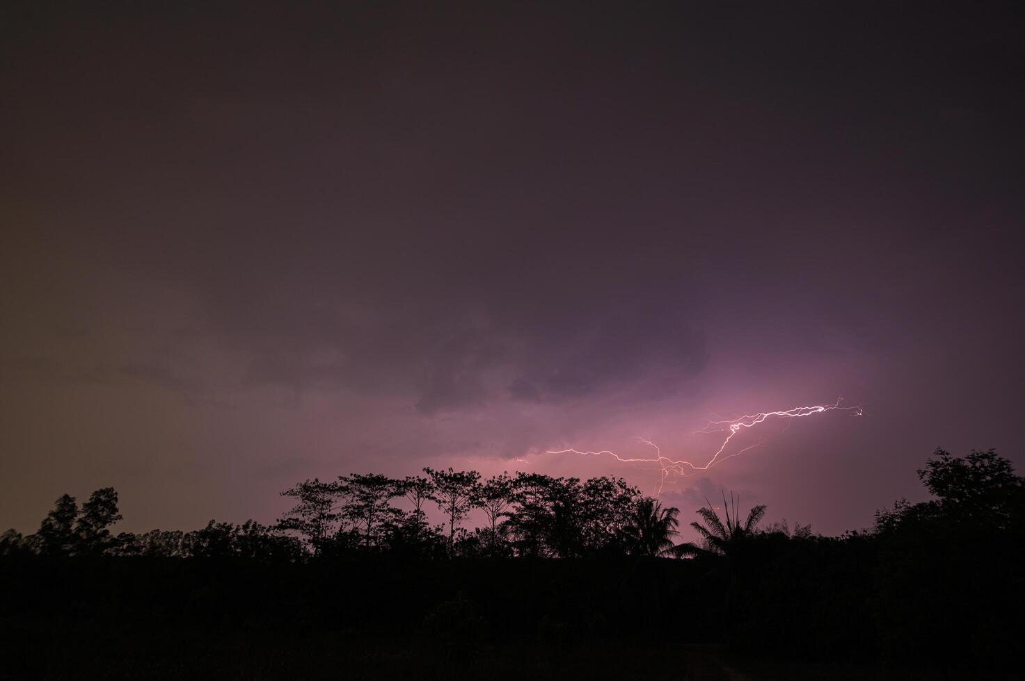 relâmpagos no céu à noite foto