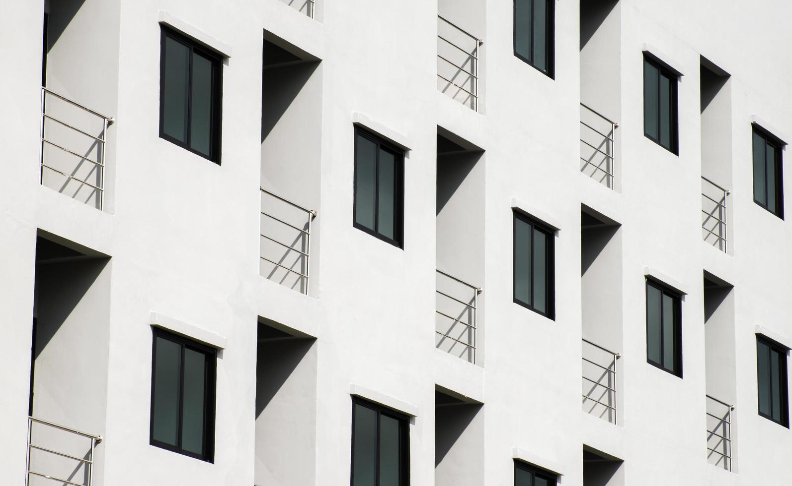 fileiras de janelas no prédio de apartamentos moderno foto