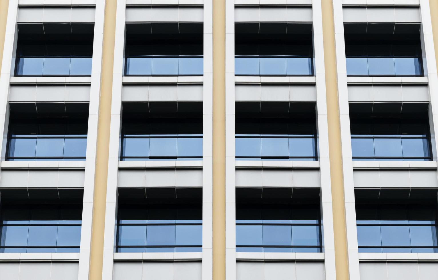 prédio de escritórios moderno com janela de vidro foto