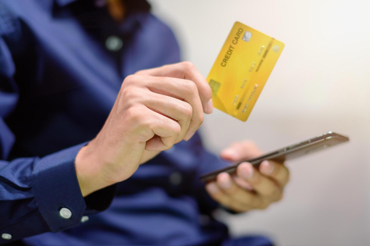 empresário com cartão de crédito foto