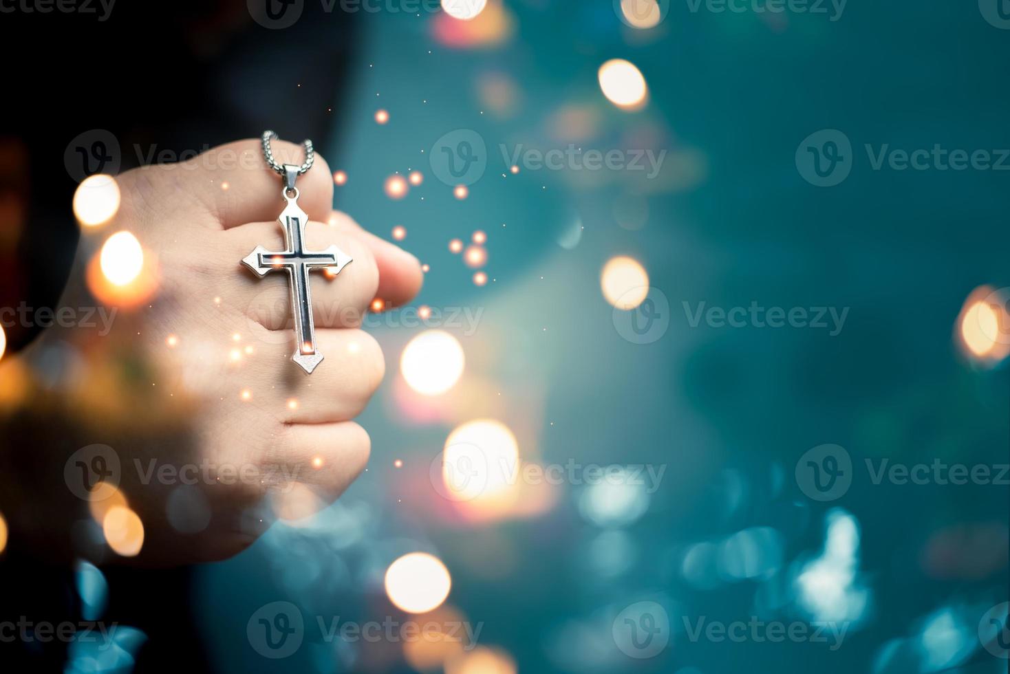 mão segurando a cruz espiritual de jesus para a vida cristã vitoriosa, vença no escuro, peque e vença a tentação com espaço de cópia. foto
