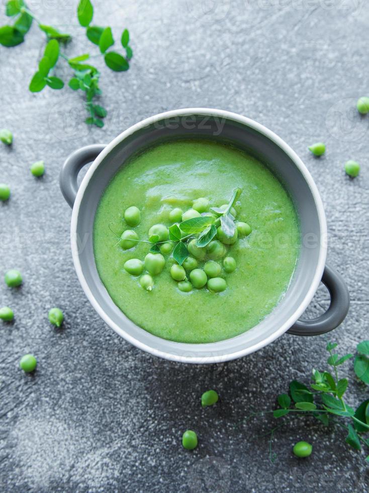 sopa de legumes fresca feita de ervilhas verdes foto