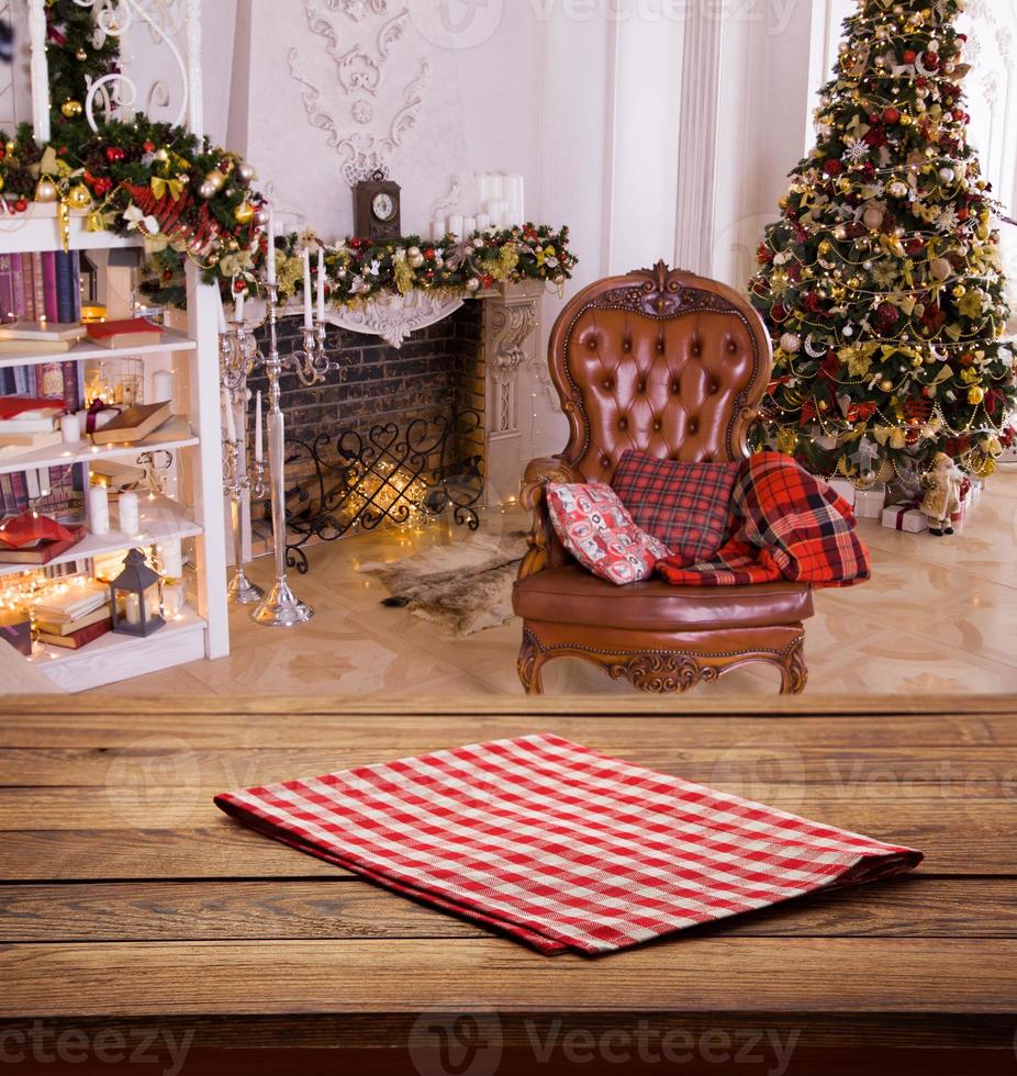 quarto interior clássico decorado em estilo de natal com árvore de natal. foto