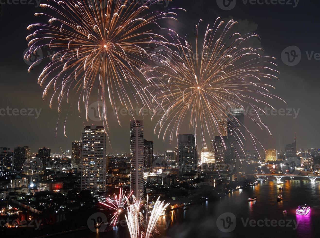 vista de alto ângulo tiro de exposição longa multicolor fantástica de fogos de artifício sobre o rio chao phraya, paisagem urbana de bangkok, festival, celebração, feliz ano novo, arquitetura de negócios. foto