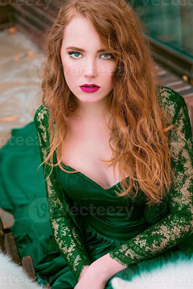 ruiva linda jovem em vestido longo verde foto