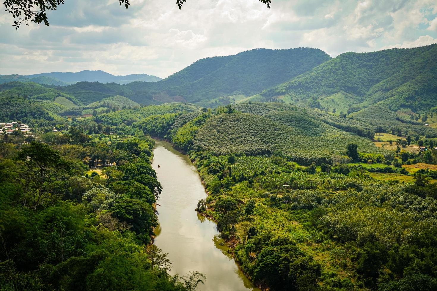 montanhas e céu no campo tranquilo nas margens do rio mekong foto