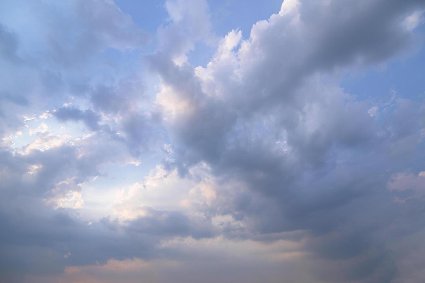 céu e nuvens na luz da noite foto