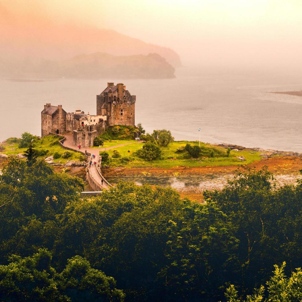 kyle of lochalsh, escócia, 2020 - vista superior enevoada do castelo eilean donan na escócia foto