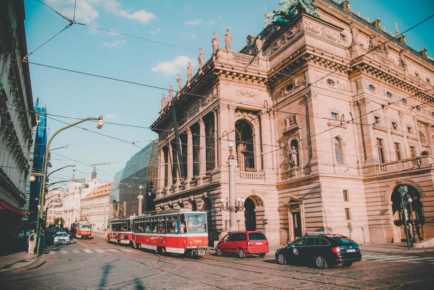 trânsito em frente a um edifício clássico foto