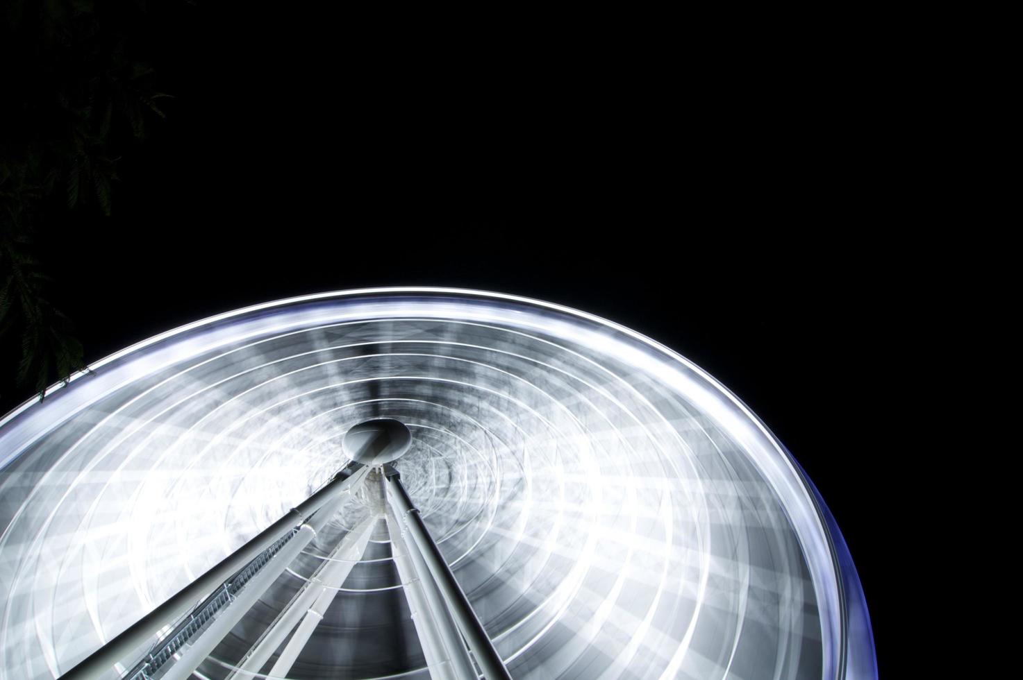 lapso de tempo de uma roda gigante iluminada foto