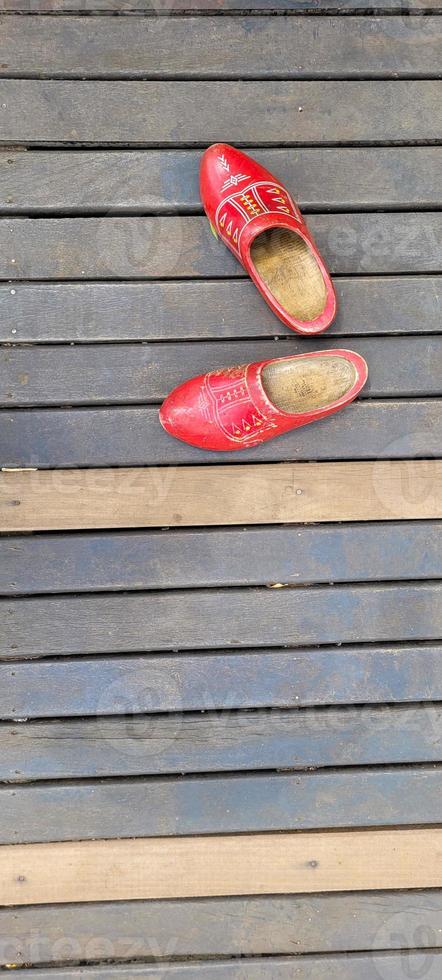 sapato de madeira holandês vermelho no chão de madeira foto