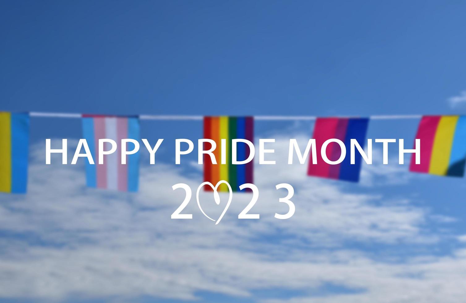 'feliz mês do orgulho' em bandeiras de céu azul e arco-íris segurando na mão, fundo do pôr do sol, conceito para celebrações lgbt no mês do orgulho, junho, em todo o mundo. foto