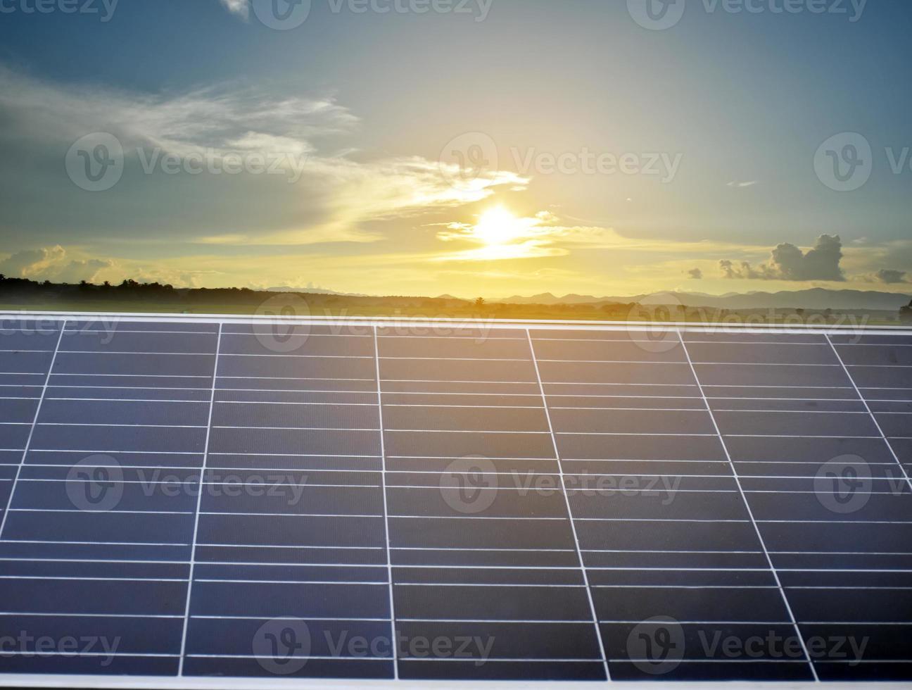 painel fotovoltaico, nova tecnologia para armazenar e usar a energia da natureza com a vida humana, energia sustentável e conceito amigo do meio ambiente. foto