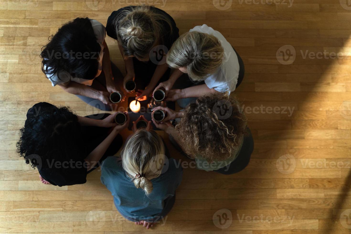 amigas de mulheres segurando xícaras de chá quente. foto