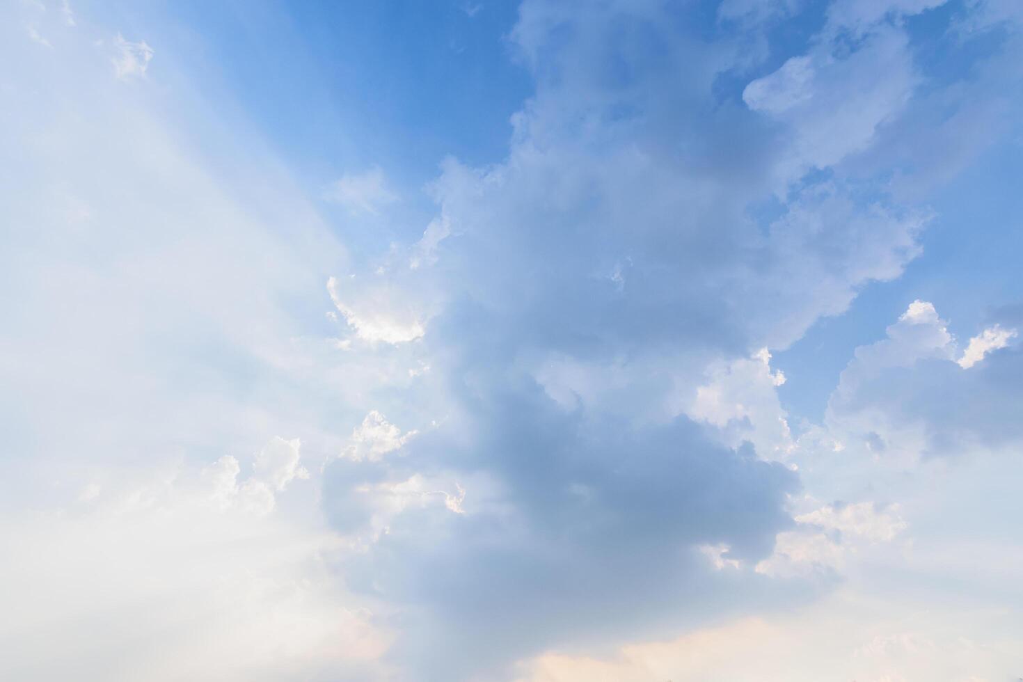 céu azul e nuvens foto