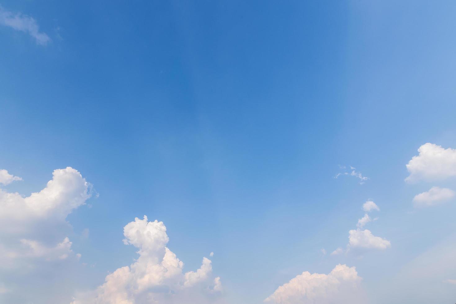 céu azul e nuvens ao pôr do sol foto