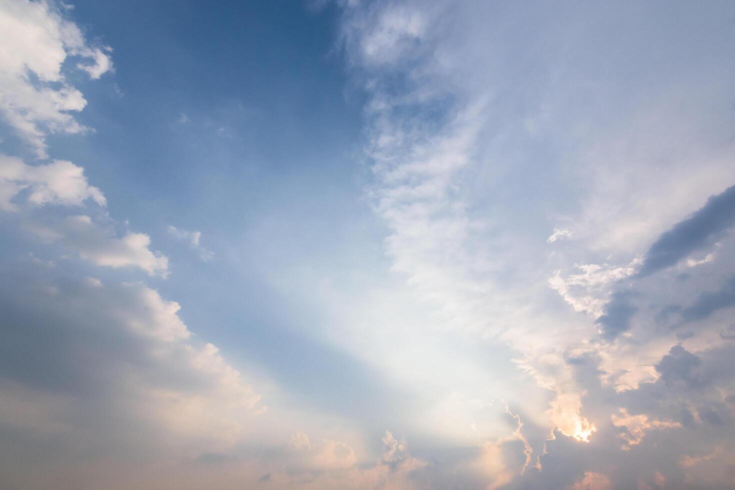 céu azul e nuvens ao pôr do sol foto