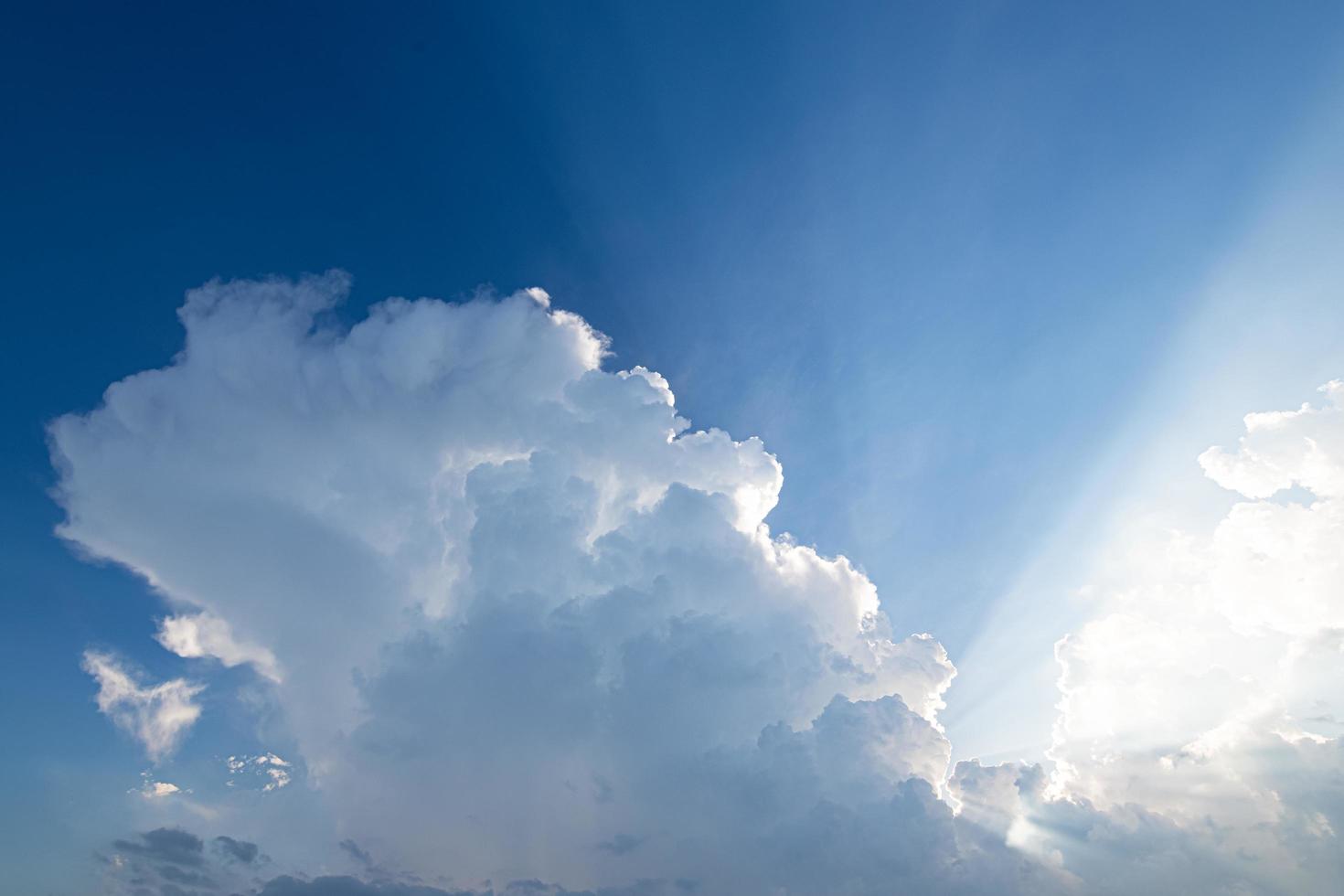 céu azul e nuvens foto