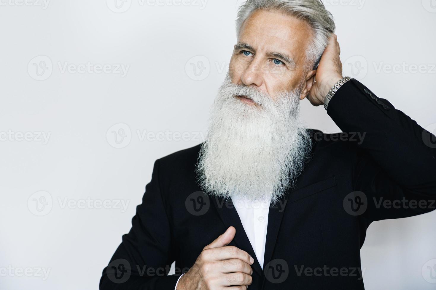 homem envelhecido bonito vestindo elegante terno preto foto