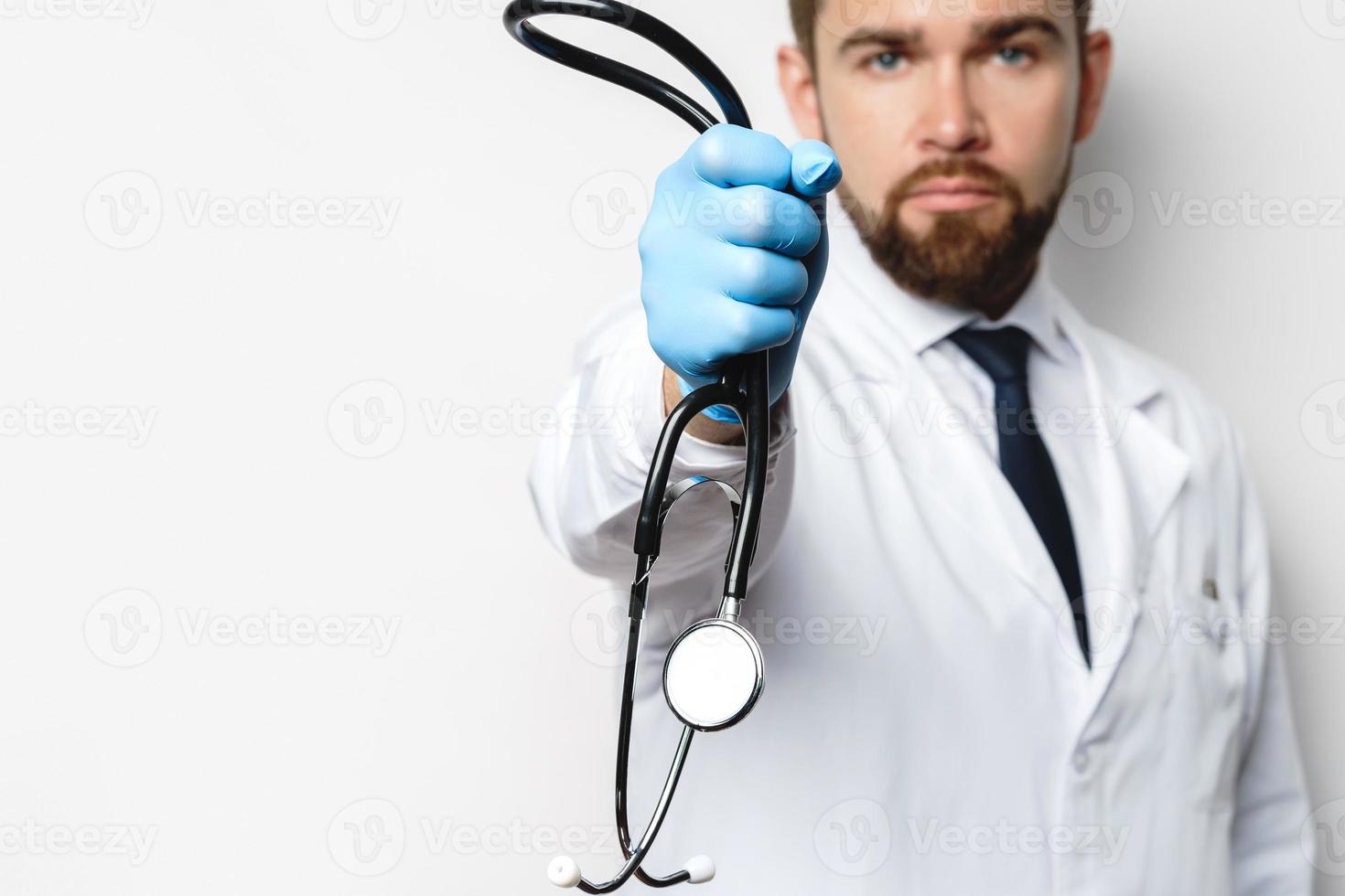 médico com o estetoscópio contra fundo cinza foto