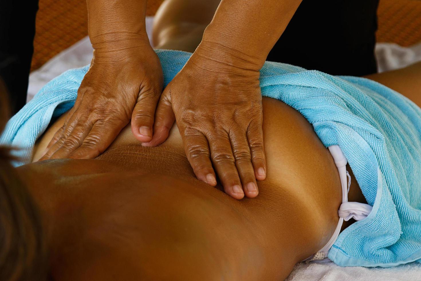 jovem mulher caucasiana durante a tradicional massagem tailandesa foto