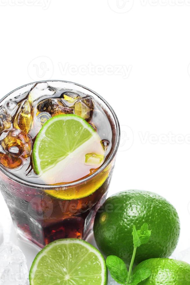 copo de coquetéis cuba libre highball gelados ou coca-cola com cubos de gelo foto