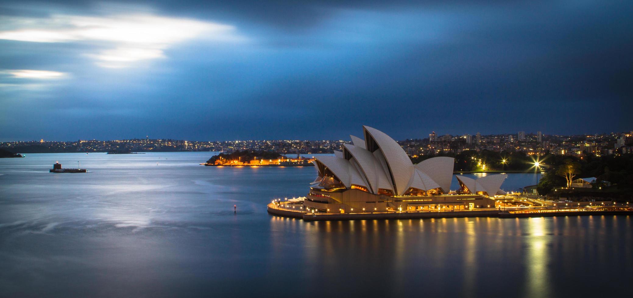 sydney, austrália, 2020 - longa exposição da casa de ópera de sydney à noite foto