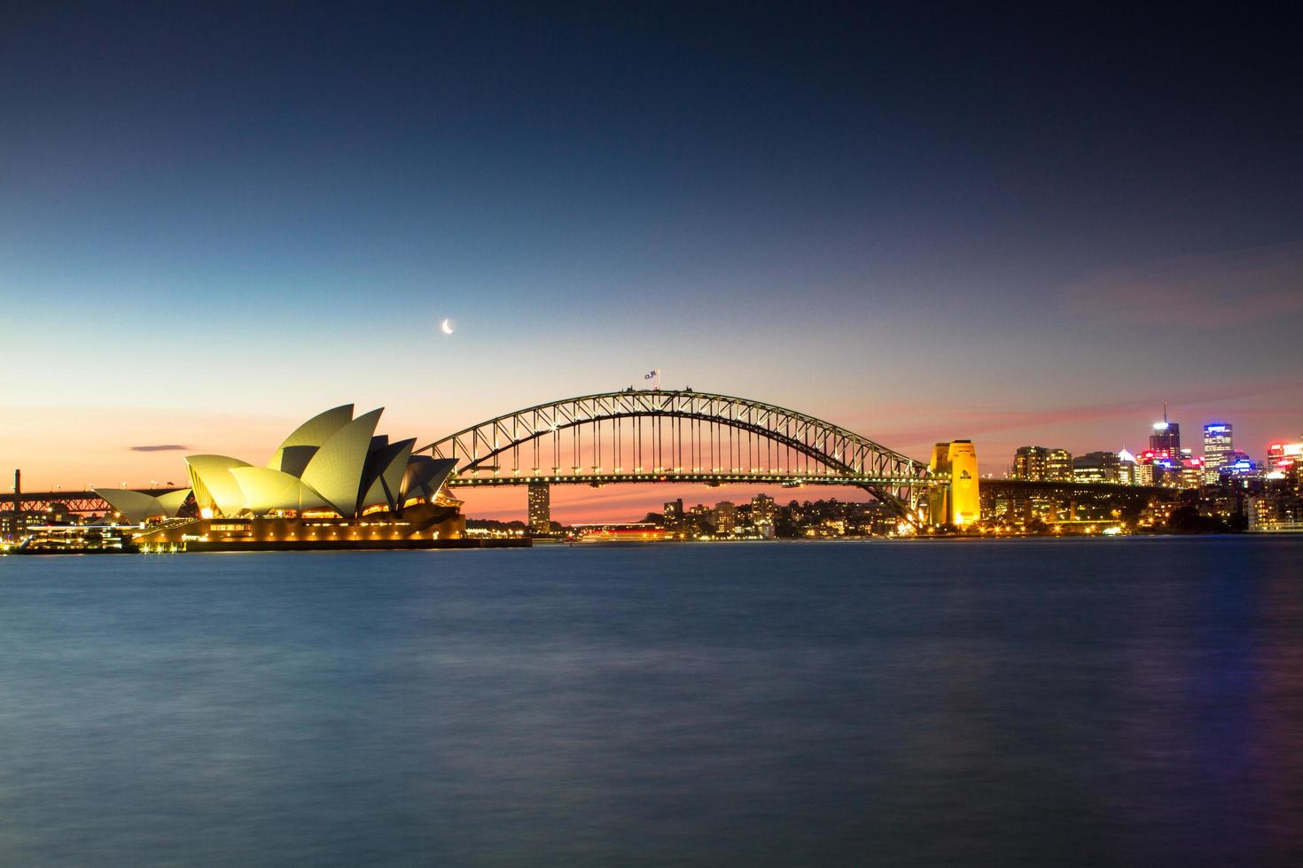 sydney, austrália, 2020 - sydney opera house ao pôr do sol foto