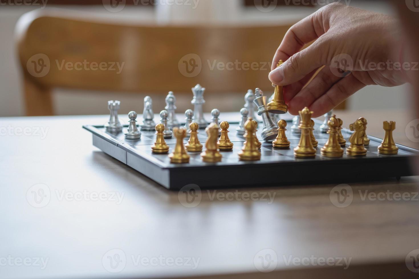 a empresa é empresário é as mãos movem o xadrez no plano de jogo para conquistar o negócio no mercado. conceito de liderança foto