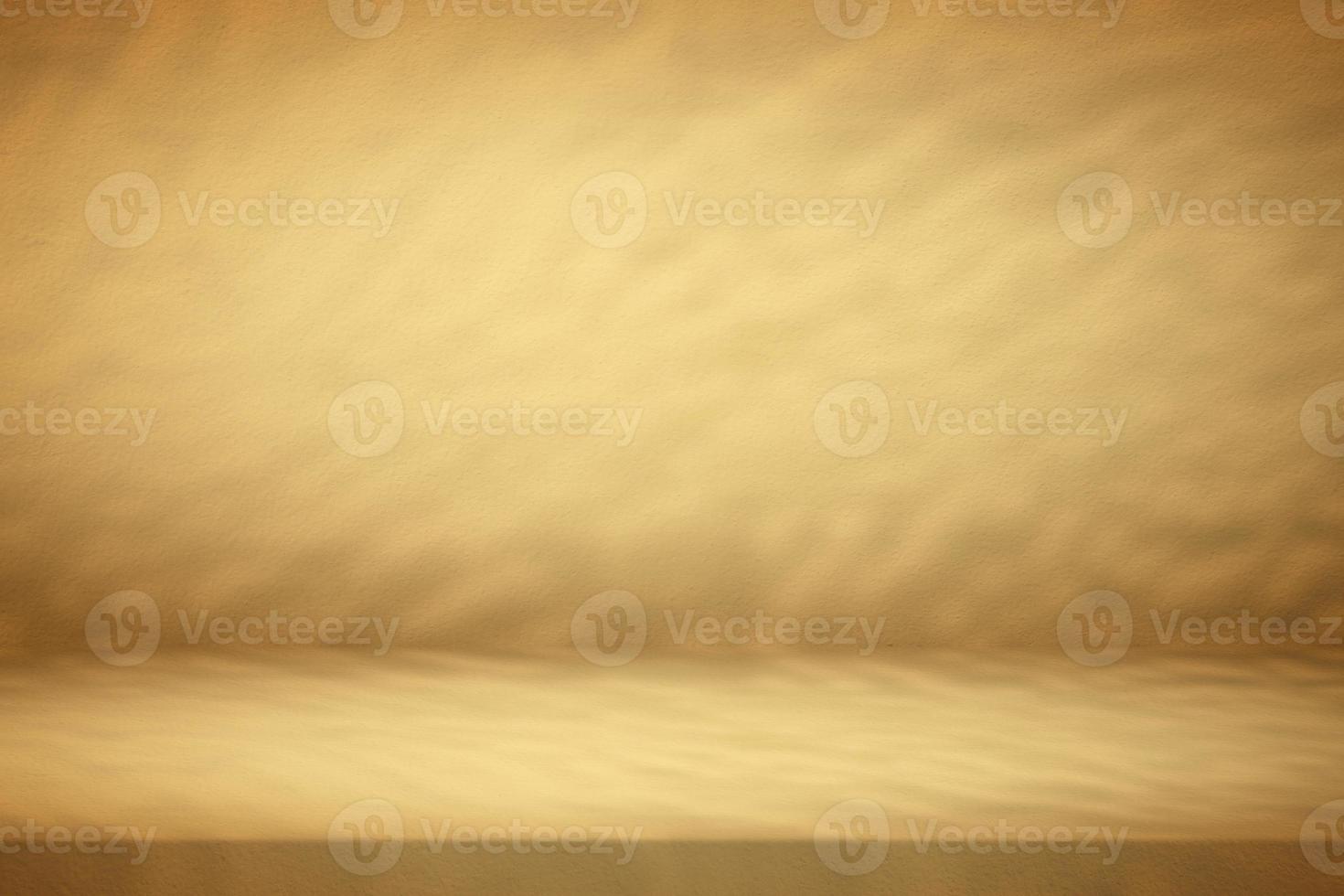 mesa de estuque de damasco dourado com sombra natural no fundo de textura de parede de concreto, adequado para pano de fundo de apresentação de produtos cosméticos, exibição e simulação. foto