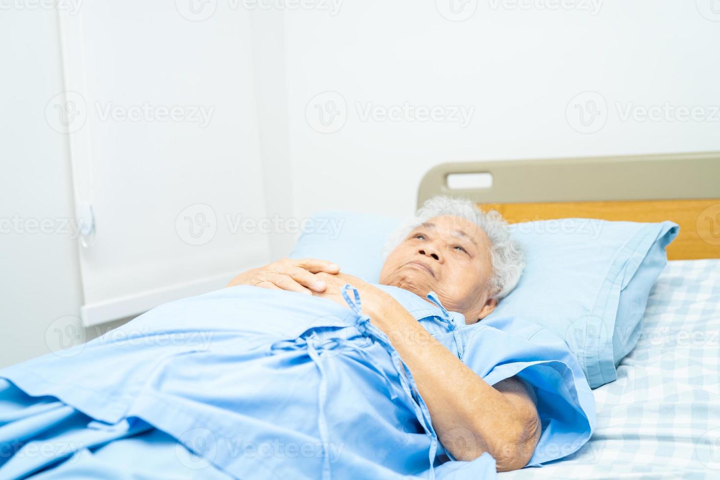 paciente idosa idosa ou idosa deite-se na enfermaria do hospital de enfermagem, conceito médico forte e saudável. foto