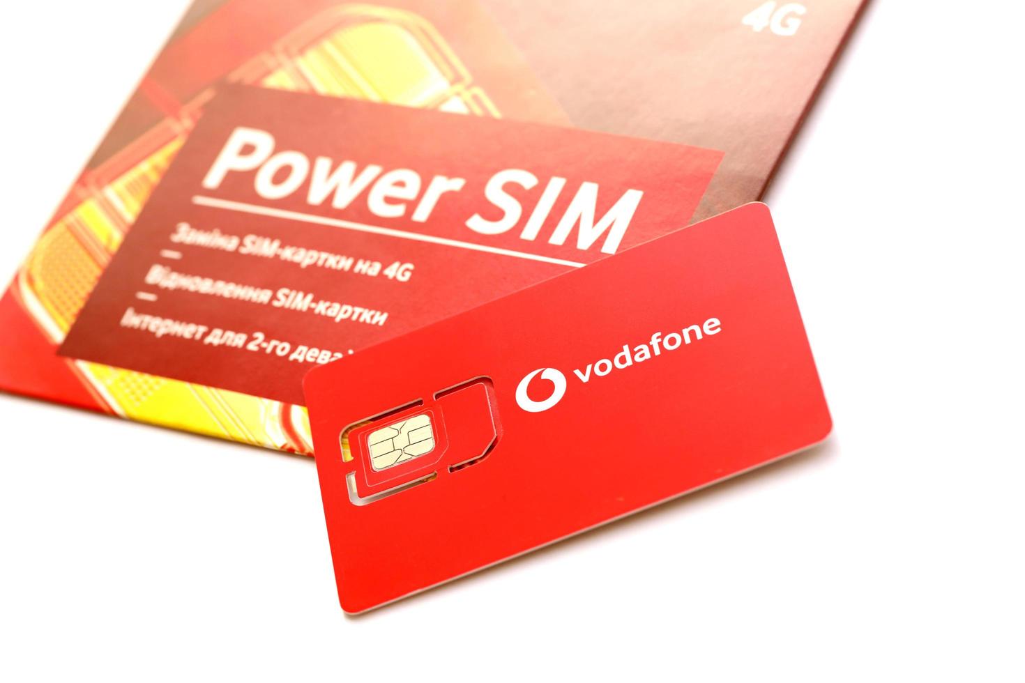 ternopil, ucrânia - 5 de julho de 2022 cartão móvel vodafone power sim da vodafone group plc - empresa multinacional britânica de telecomunicações que opera redes em 22 países foto