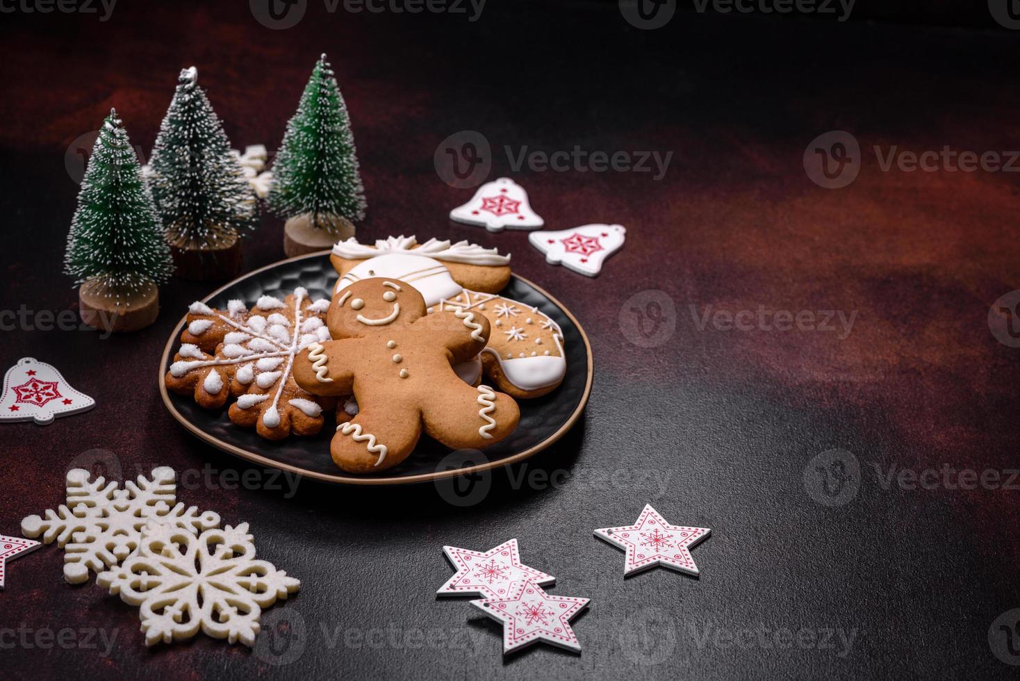 mesa de natal festiva em casa decorada por brinquedos e pães de gengibre foto