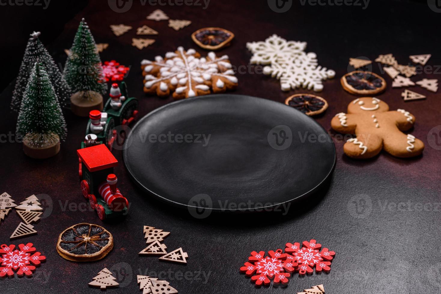 mesa de natal festiva em casa decorada por brinquedos e pães de gengibre foto