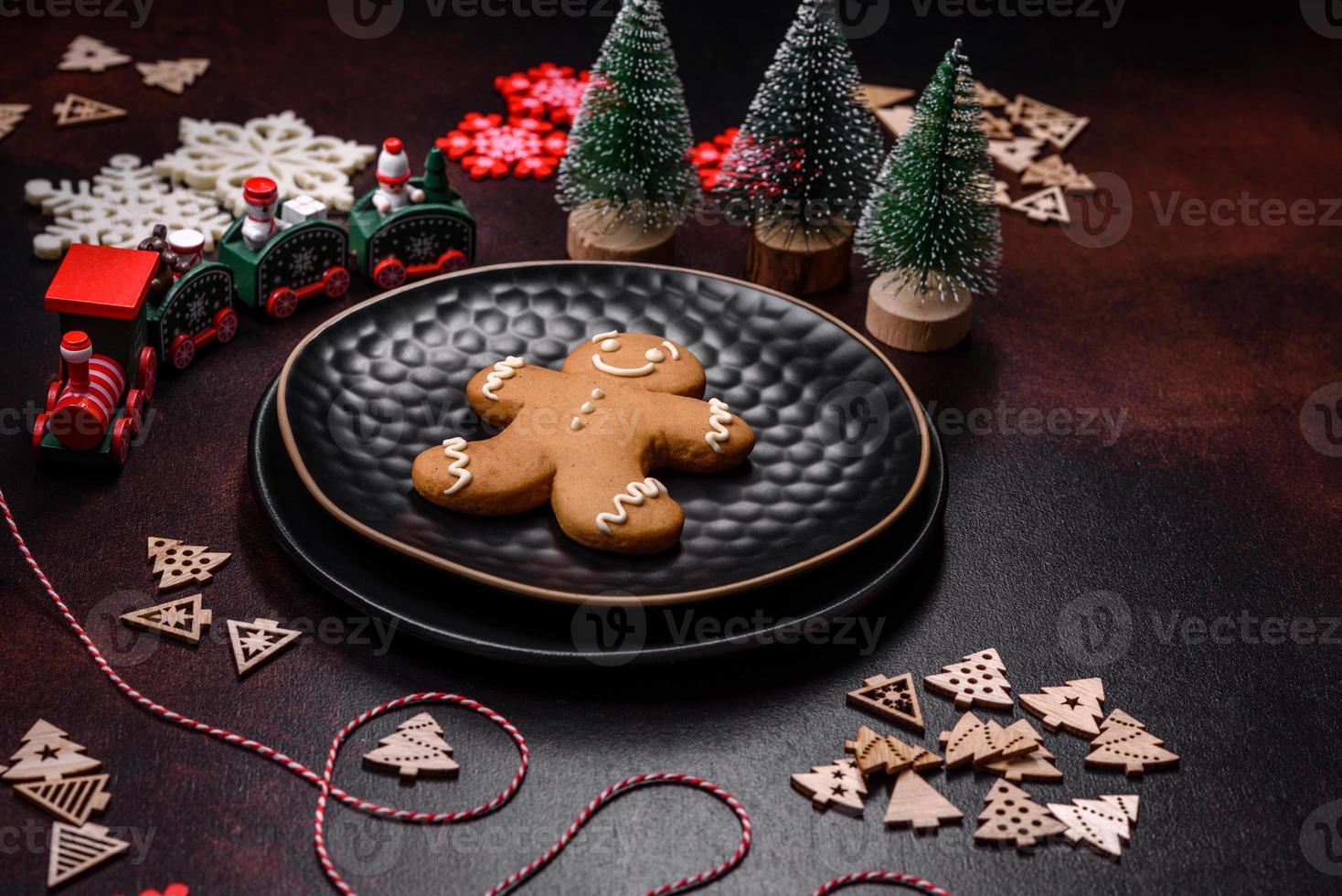 mesa de natal festiva em casa decorada por brinquedos e pães de gengibre foto