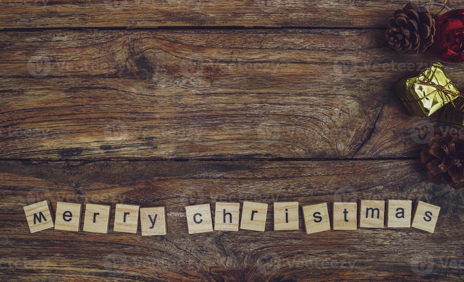 Feliz Natal. cartão de natal com madeira rústica e enfeites. foto
