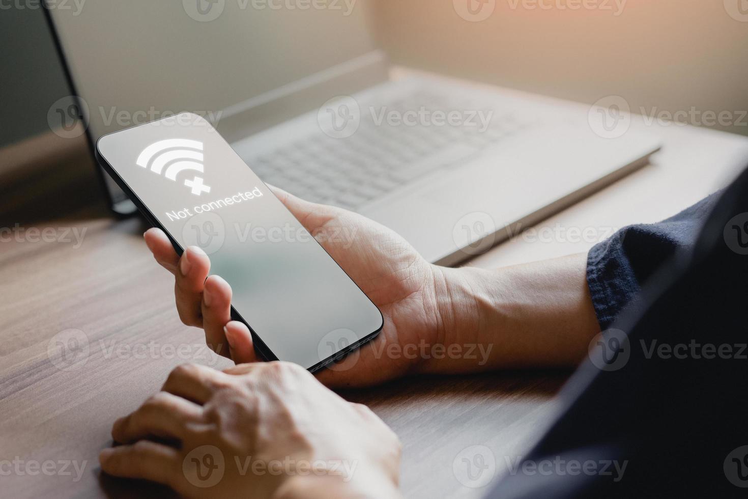 homem usando um telefone celular para se conectar ao wi-fi, mas o wi-fi não está conectado e esperando para carregar o site do formulário de dados de negócios digitais, tecnologia de conceito de espera para conectar-se ao wi-fi pelo smartphone. foto