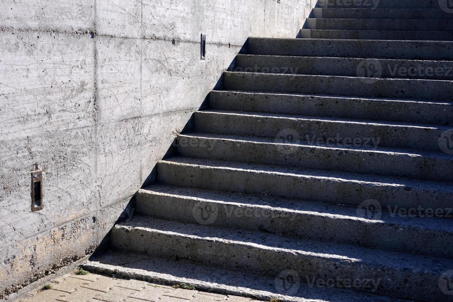 escada de concreto cru com luz e sombra. foto