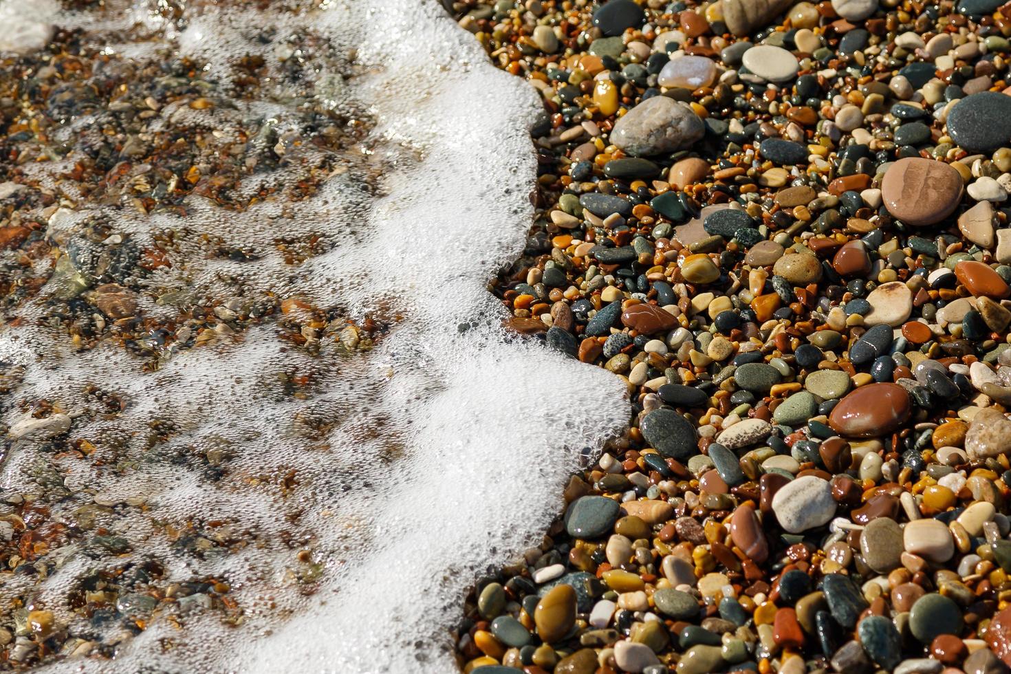 fundo de pedras de seixos na praia foto