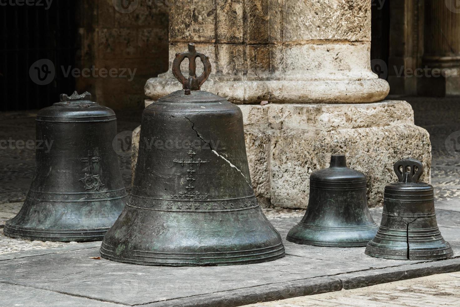 velhos sinos de igreja quebrados no chão foto