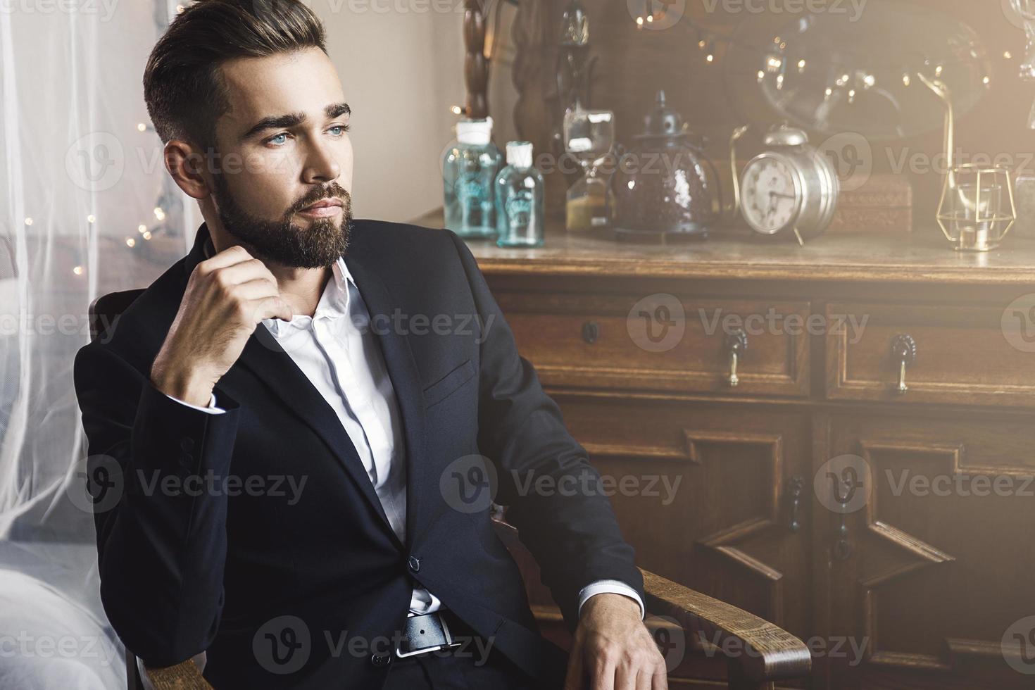 bonito homem barbudo vestindo terno clássico preto foto