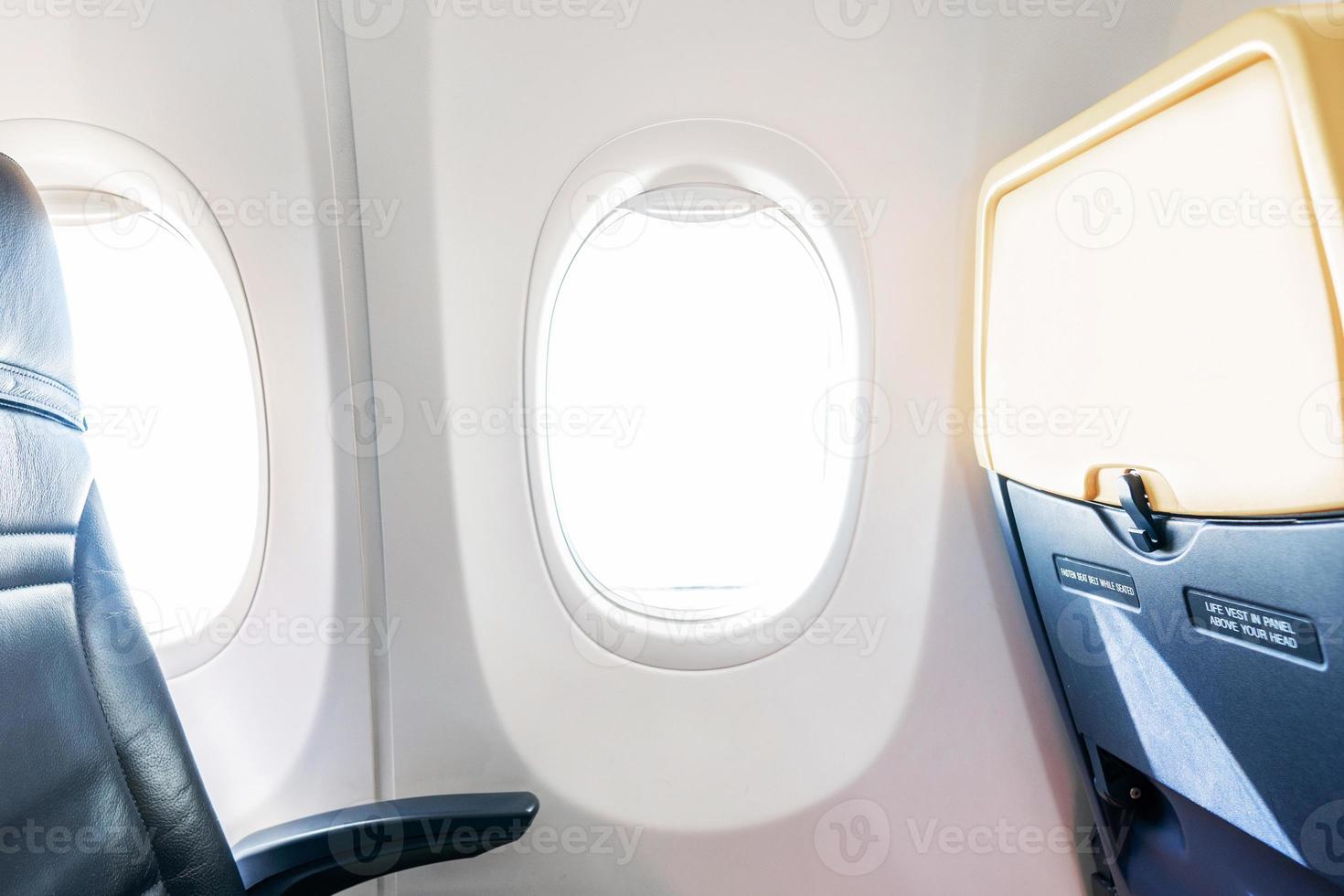 interior simples de um avião de baixo custo foto
