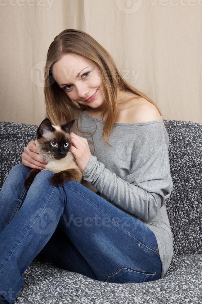 mulher jovem feliz com gato foto