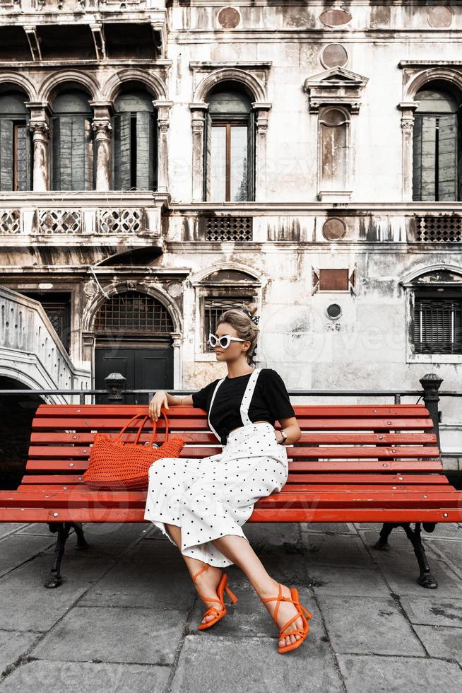 mulher estilosa em uma rua da cidade de veneza foto
